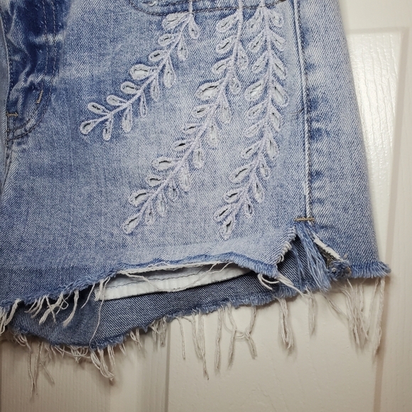Pistola Women's Light Blue Denim Fringe Embroidered Plants  Shorts Sz 25 - Picture 3 of 7